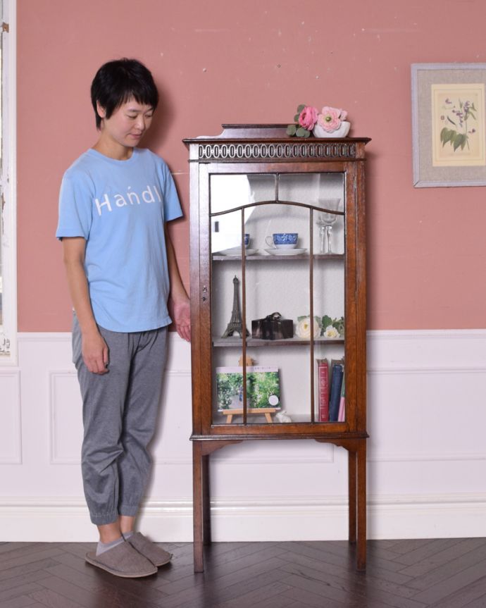 アンティークのキャビネット アンティーク家具 華奢な脚が美しい英国アンティーク家具、クラシックなガラスキャビネット。初めてのアンティークにおススメちょっとしたスペースがあればどこにでも置けちゃうコンパクトサイズのガラスキャビネット。(q-1196-f)