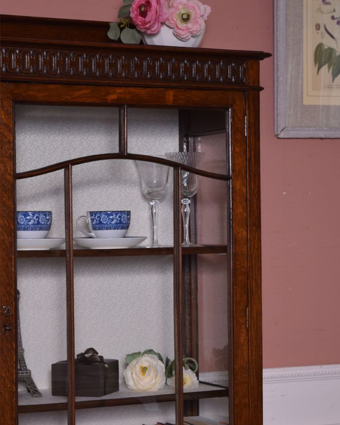 アンティークのキャビネット アンティーク家具 華奢な脚が美しい英国アンティーク家具、クラシックなガラスキャビネット。ガラス越しに中をのぞいてみると・・・中に入れたものが、どんなものでも、ちょっと高級に見えちゃうんです。(q-1196-f)