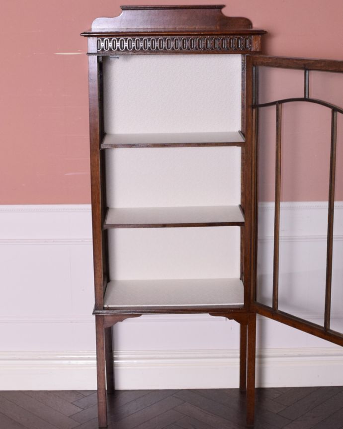 アンティークのキャビネット アンティーク家具 華奢な脚が美しい英国アンティーク家具、クラシックなガラスキャビネット。扉を開けると、中はこんな感じです職人さんがキレイに修復して仕上げました。(q-1196-f)