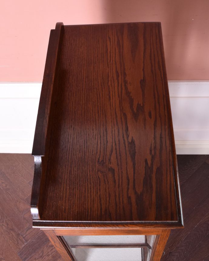 アンティークのキャビネット アンティーク家具 華奢な脚が美しい英国アンティーク家具、クラシックなガラスキャビネット。上から形を見てみましょう天板はこんな感じです。(q-1196-f)