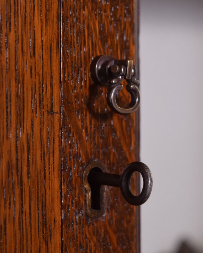 アンティークのキャビネット アンティーク家具 華奢な脚が美しい英国アンティーク家具、クラシックなガラスキャビネット。開ける度にワクワクアンティークらしいカギがついています。(q-1196-f)