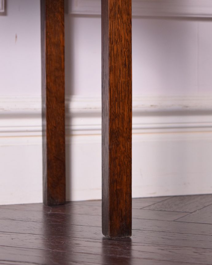 アンティークのキャビネット アンティーク家具 華奢な脚が美しい英国アンティーク家具、クラシックなガラスキャビネット。女性1人でラクラク運べちゃう仕掛けHandleのアンティークは、脚の裏にフェルトキーパーをお付けしています。(q-1196-f)