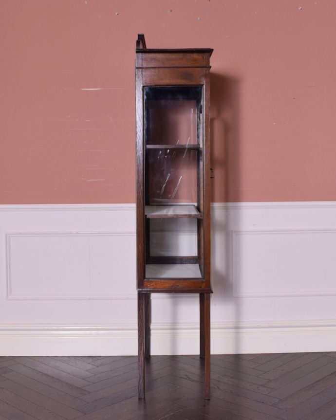 アンティークのキャビネット アンティーク家具 華奢な脚が美しい英国アンティーク家具、クラシックなガラスキャビネット。横から見ると・・・横面もガラス。(q-1196-f)