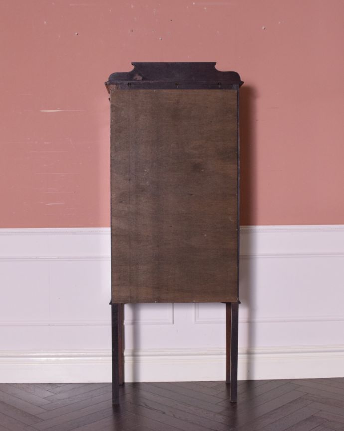 アンティークのキャビネット アンティーク家具 華奢な脚が美しい英国アンティーク家具、クラシックなガラスキャビネット。修復してあるので後姿もキレイ!アンティークは新品ではないので、もちろん経年変化によるキズはありますが、専門の職人がキレイに修復したので、後ろ姿もキレイです。(q-1196-f)