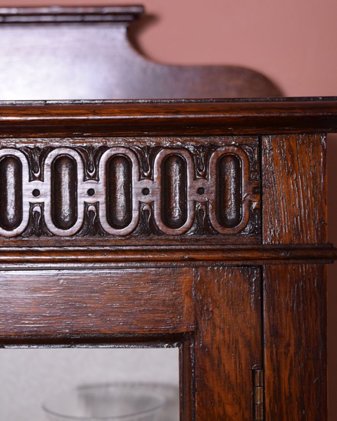 アンティークのキャビネット アンティーク家具 華奢な脚が美しい英国アンティーク家具、クラシックなガラスキャビネット。天板下の彫りも美しい!いろんな場所が優雅です。(q-1196-f)