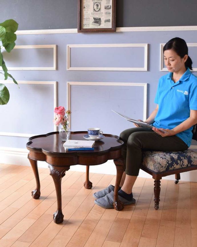 アンティークのテーブル　アンティーク家具　お花の天板が可愛い、アンティーク　コーヒーテーブル。どこでも使える英国デザインのコーヒーテーブルどんな場所でも気軽に実用的に使えるコーヒーテーブル。(q-1198-f)