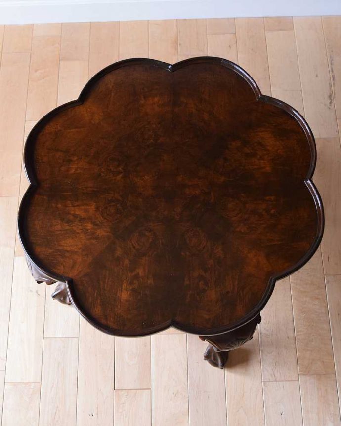 アンティークのテーブル　アンティーク家具　お花の天板が可愛い、アンティーク　コーヒーテーブル。上から見るとこんな感じ。(q-1198-f)