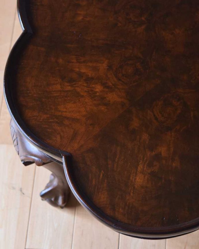 アンティークのテーブル　アンティーク家具　お花の天板が可愛い、アンティーク　コーヒーテーブル。天板は職人さんがキレイにお直ししました。(q-1198-f)