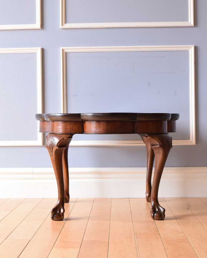 アンティークのテーブル　アンティーク家具　お花の天板が可愛い、アンティーク　コーヒーテーブル。横から見た姿もステキ横から見るとこんな感じ。(q-1198-f)