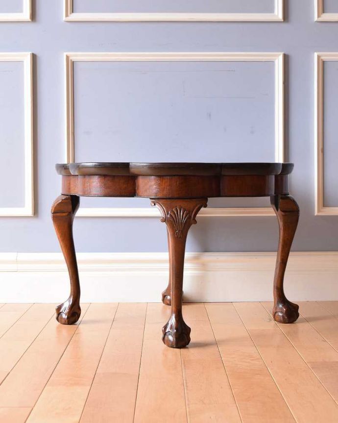 アンティークのテーブル　アンティーク家具　お花の天板が可愛い、アンティーク　コーヒーテーブル。見る角度によって見え方が違う…見る場所、角度によって、なんだか違って見えるのも面白い。(q-1198-f)