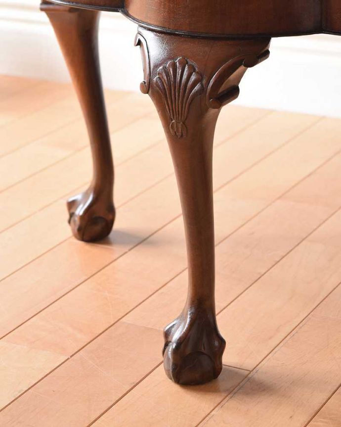 アンティークのテーブル　アンティーク家具　お花の天板が可愛い、アンティーク　コーヒーテーブル。持ち上げなくても移動できます！Handleのアンティークは、脚の裏にフェルトキーパーをお付けしていますので、床を滑らせてれば移動が簡単です。(q-1198-f)