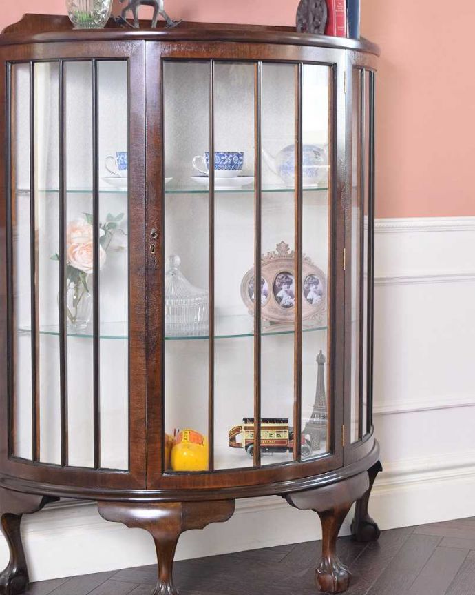 アンティークのキャビネット　アンティーク家具　英国から届いたのアンティーク家具、ウォルナット材のガラスキャビネット。ガラス越しに見えるお気に入りの美しさ…ガラス扉面のデザインはこんな感じです。(q-1201-f)