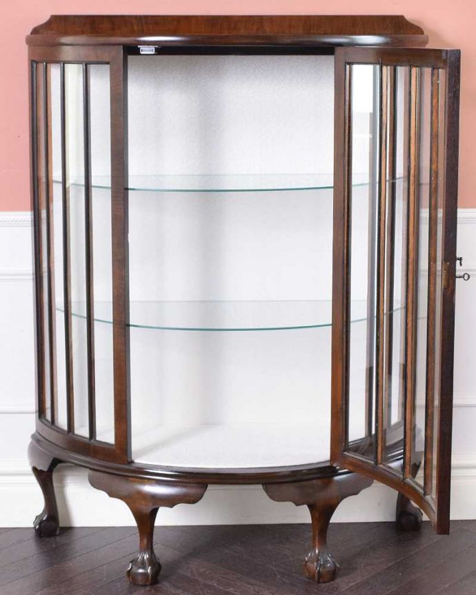 アンティークのキャビネット　アンティーク家具　英国から届いたのアンティーク家具、ウォルナット材のガラスキャビネット。扉を開けて中を見てみると…職人がキレイに修復しました。(q-1201-f)