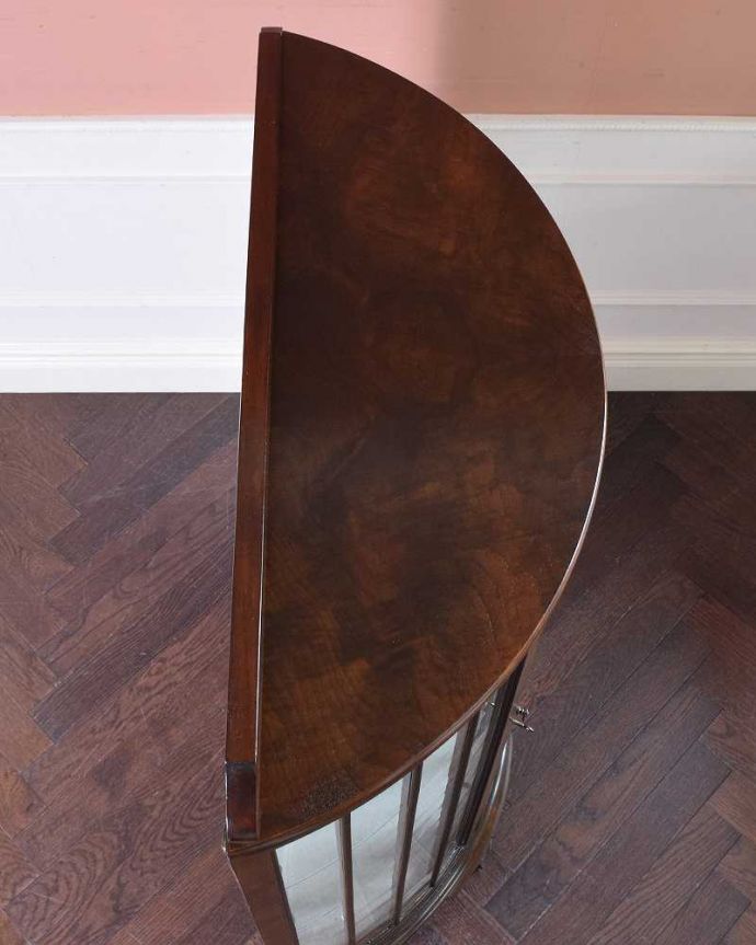 アンティークのキャビネット　アンティーク家具　英国から届いたのアンティーク家具、ウォルナット材のガラスキャビネット。上から見ると半円型のハーフムーン形上から見るとキャビネットの形はこんな感じです。(q-1201-f)