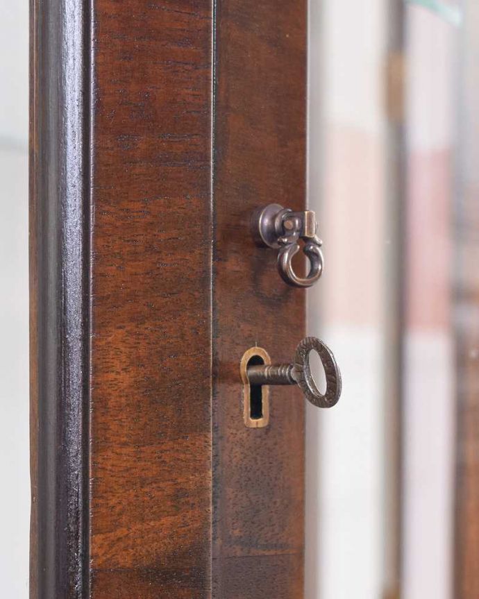 アンティークのキャビネット　アンティーク家具　英国から届いたのアンティーク家具、ウォルナット材のガラスキャビネット。開ける度にワクワク･･･ カギを使って扉を開ける度に、まるで宝箱を開けるみたいです。(q-1201-f)