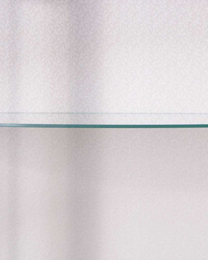 アンティークのキャビネット　アンティーク家具　英国から届いたのアンティーク家具、ウォルナット材のガラスキャビネット。新しく貼り替えました背板の生地も新しいものに貼り替えてあるので、とってもキレイです。(q-1201-f)