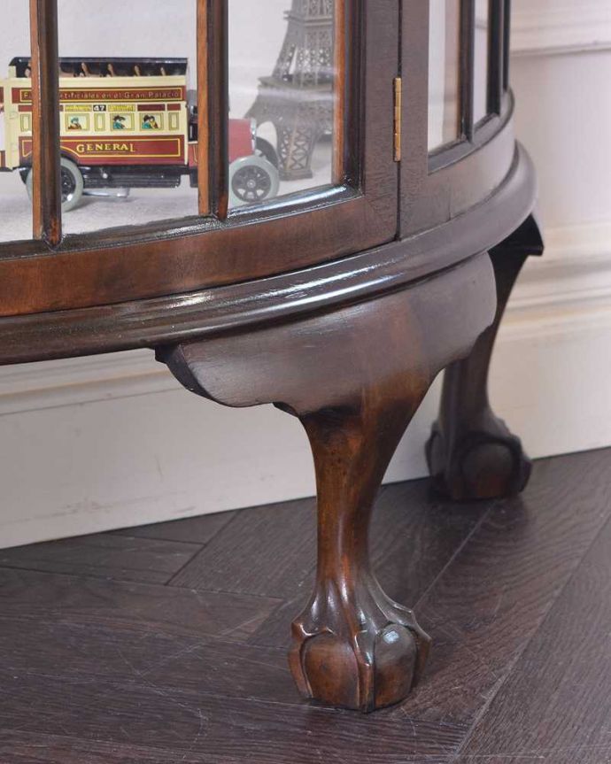 アンティークのキャビネット　アンティーク家具　英国から届いたのアンティーク家具、ウォルナット材のガラスキャビネット。女性1人でラクラク運べちゃう仕掛けHandleのアンティークは、脚の裏にフェルトキーパーをお付けしています。(q-1201-f)