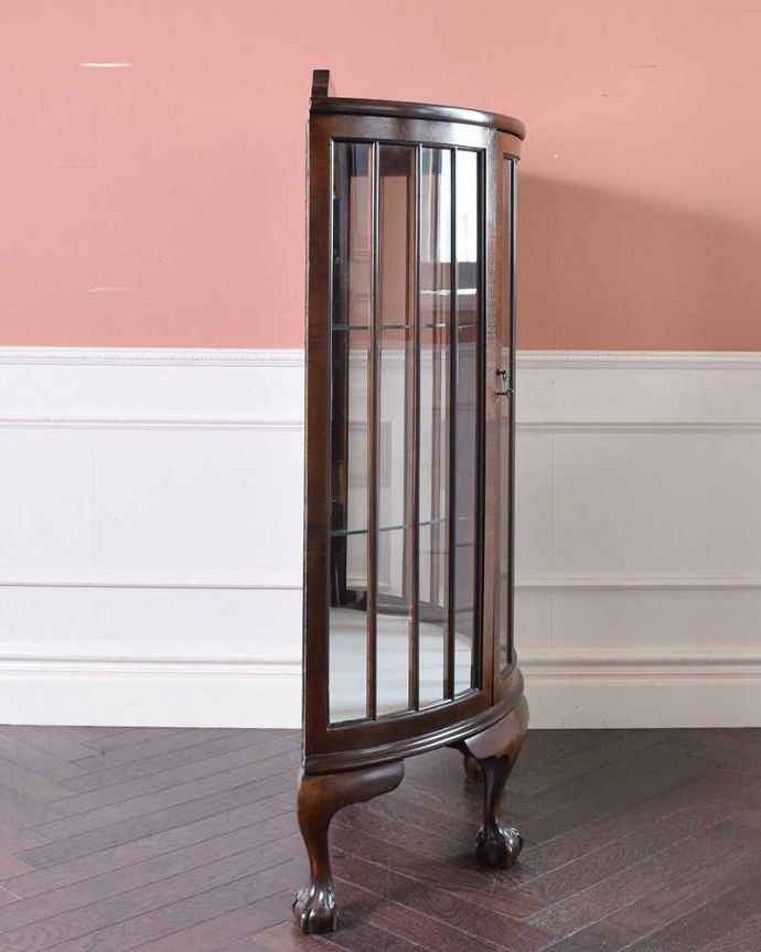 アンティークのキャビネット　アンティーク家具　英国から届いたのアンティーク家具、ウォルナット材のガラスキャビネット。横から見てもステキ180度、どの角度からも中が見れるハーフムーン。(q-1201-f)