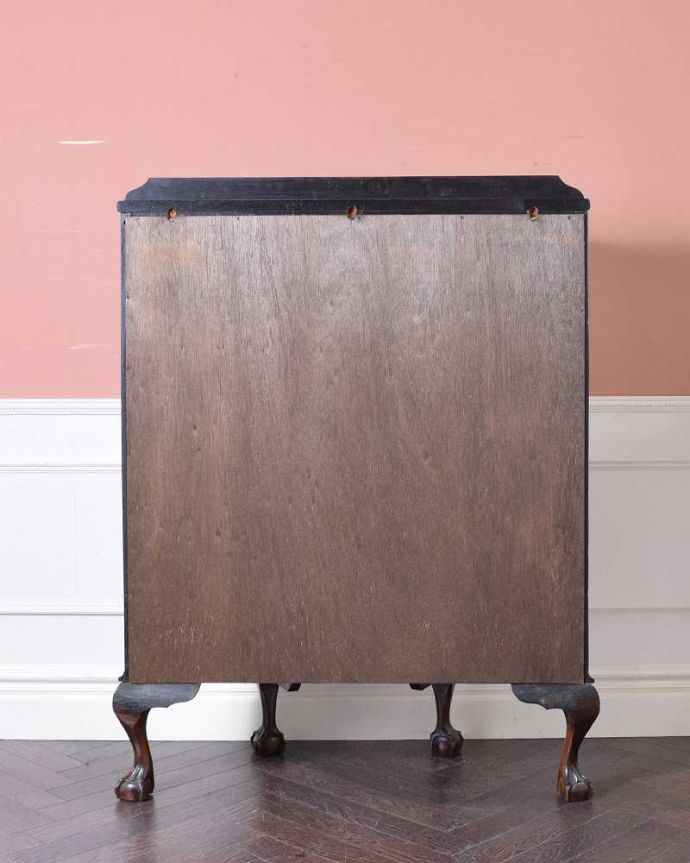 アンティークのキャビネット　アンティーク家具　英国から届いたのアンティーク家具、ウォルナット材のガラスキャビネット。メンテナンスしてあるので後姿もキレイ！アンティークは新品ではないので、もちろん経年変化によるキズはありますが、専門の職人がキレイにお直しをしているので、後ろ姿までキレイです。(q-1201-f)