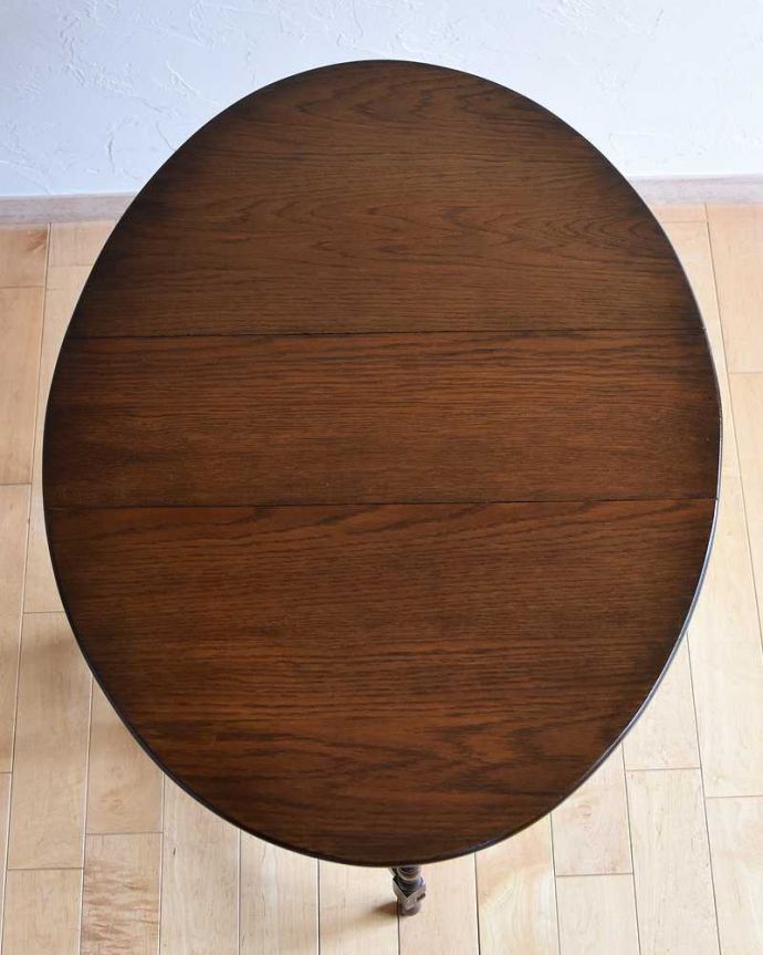 アンティークのテーブル　アンティーク家具　華奢な脚が美しいアンティークゲートレッグテーブル。上から見ると、天板には美しすぎる木の模様広げた状態で天板を見てみるとこんな感じ。(q-1204-f)