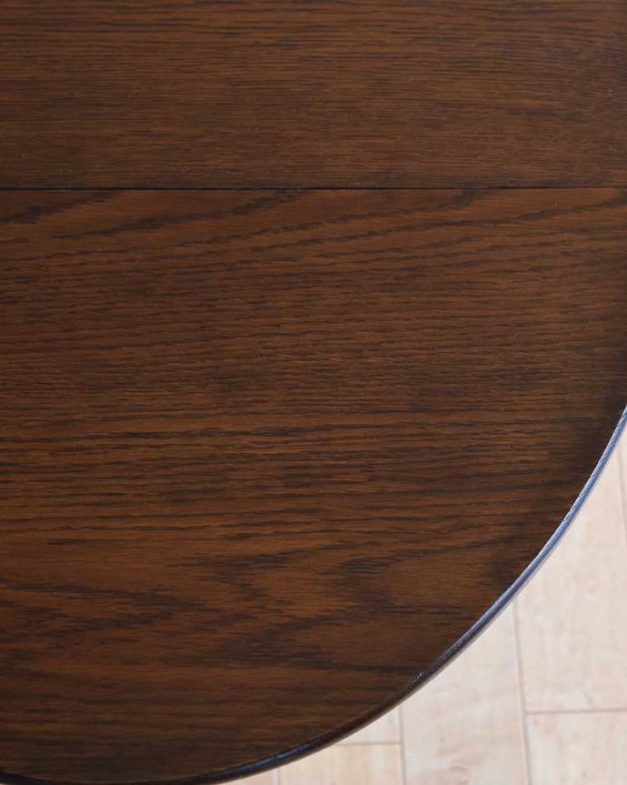 アンティークのテーブル　アンティーク家具　華奢な脚が美しいアンティークゲートレッグテーブル。近づいて見てみると、天板はこんな感じです。(q-1204-f)