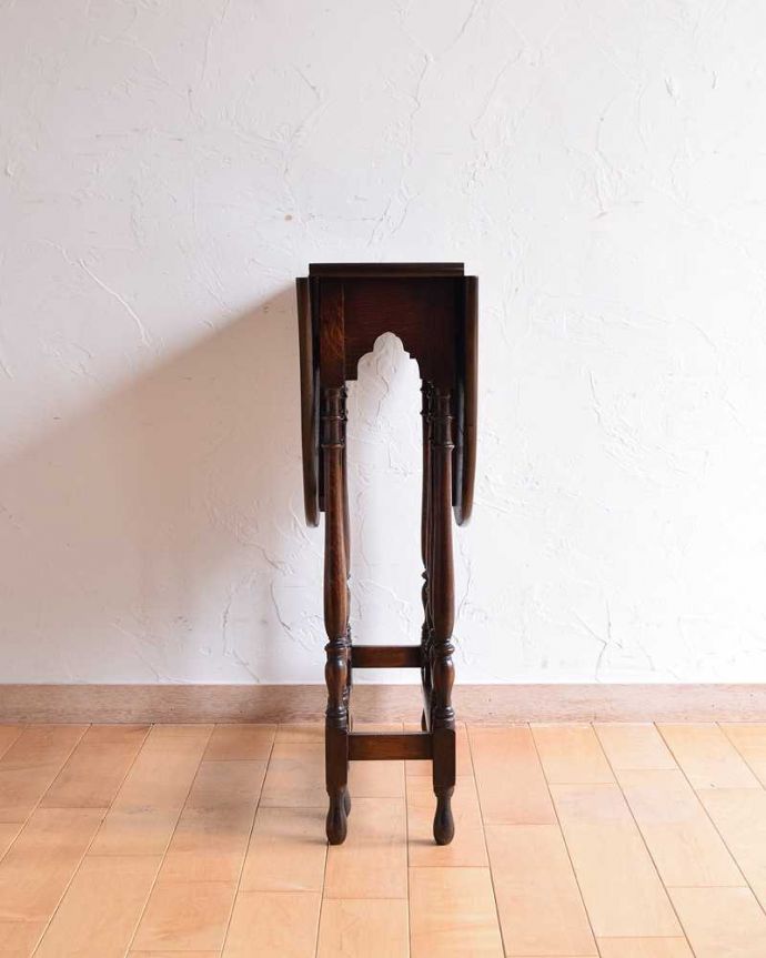 アンティークのテーブル　アンティーク家具　華奢な脚が美しいアンティークゲートレッグテーブル。横から見てもステキやっぱり脚のツイストが美しい･･･みんなに自慢したくなる脚線美です。(q-1204-f)