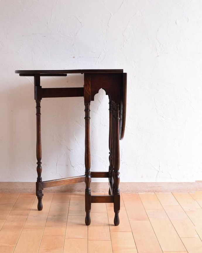 アンティークのテーブル　アンティーク家具　華奢な脚が美しいアンティークゲートレッグテーブル。片方だけ開いても･･･普段は折り曲げておいてパソコンをする時は広げて使ったり…。(q-1204-f)