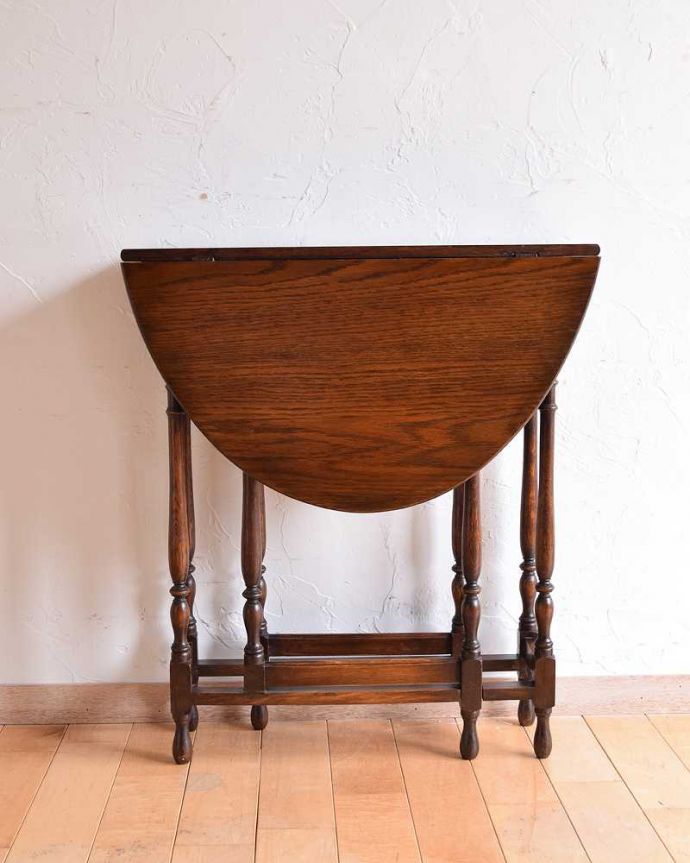 アンティークのテーブル　アンティーク家具　華奢な脚が美しいアンティークゲートレッグテーブル。天板を閉じたらこんな感じ角が丸いので、小さなお子さまのいるお家でも安心です。(q-1204-f)