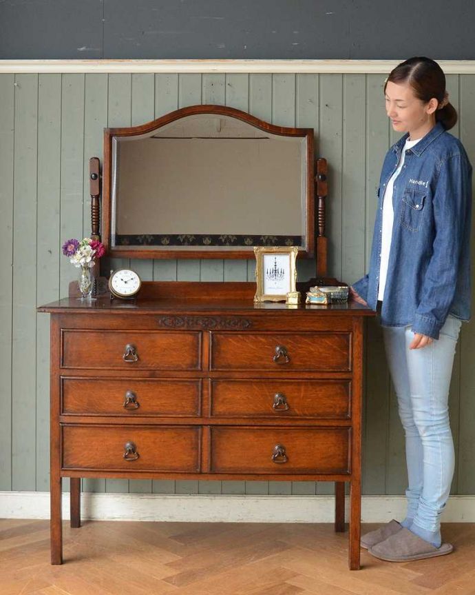 アンティークのドレッサー　アンティーク家具　大きな鏡付きのドレッシングチェスト（ドレッサー）、アンティークの英国家具。鏡だけじゃない！収納もタップリ出来ちゃうアンティーク家具日本でドレッサーと呼ばれる家具。(q-1206-f)