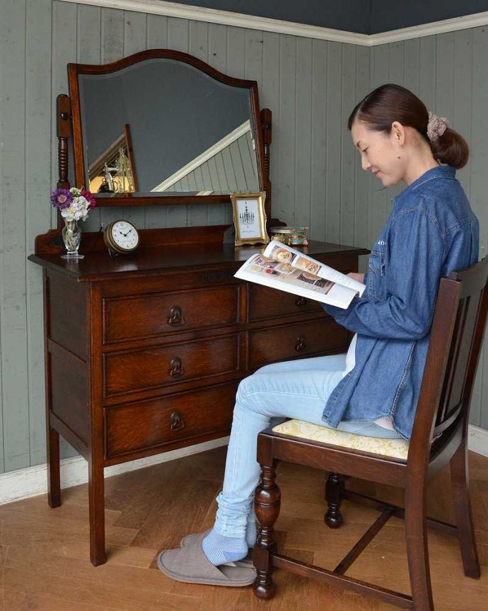 アンティークのドレッサー　アンティーク家具　大きな鏡付きのドレッシングチェスト（ドレッサー）、アンティークの英国家具。寝室だけじゃなく、リビングでも玄関でも･･･ドレッサーと言うと寝室の家具ってイメージがありますが、ドレッシングチェストはデザインも素敵なのでみんなが集まるお部屋で使うのもおススメです。(q-1206-f)