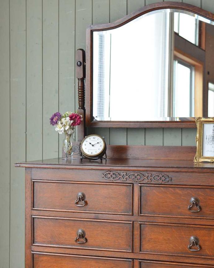 アンティークのドレッサー　アンティーク家具　大きな鏡付きのドレッシングチェスト（ドレッサー）、アンティークの英国家具。たっぷりの引き出し収納チェストの上に鏡が付いた家具なので、引き出しの中にお洋服はもちろん、いろんなものをたっぷり収納して下さい。(q-1206-f)