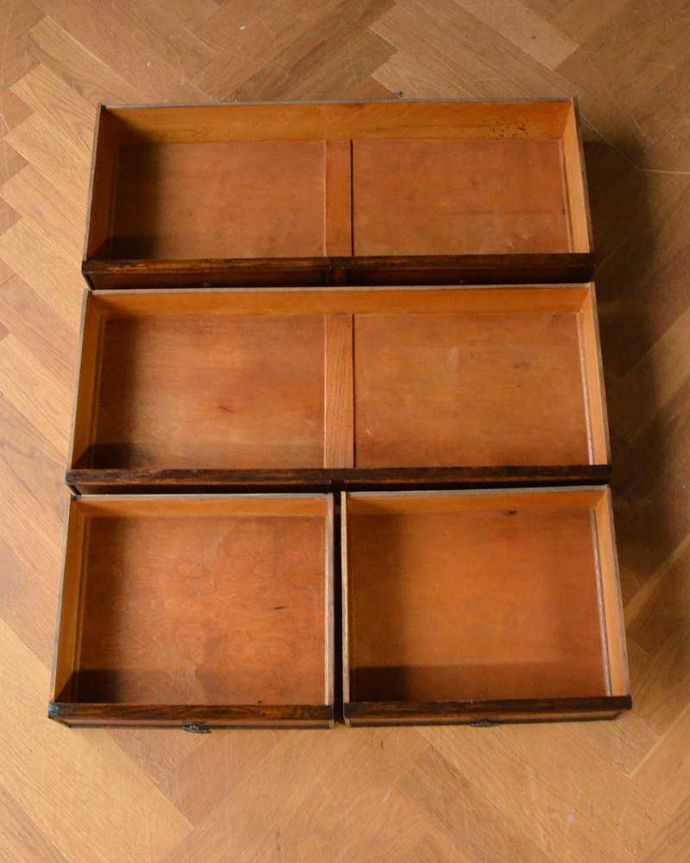 アンティークのドレッサー　アンティーク家具　大きな鏡付きのドレッシングチェスト（ドレッサー）、アンティークの英国家具。キレイにたっぷり収納できます引き出しは手前が1段目。(q-1206-f)