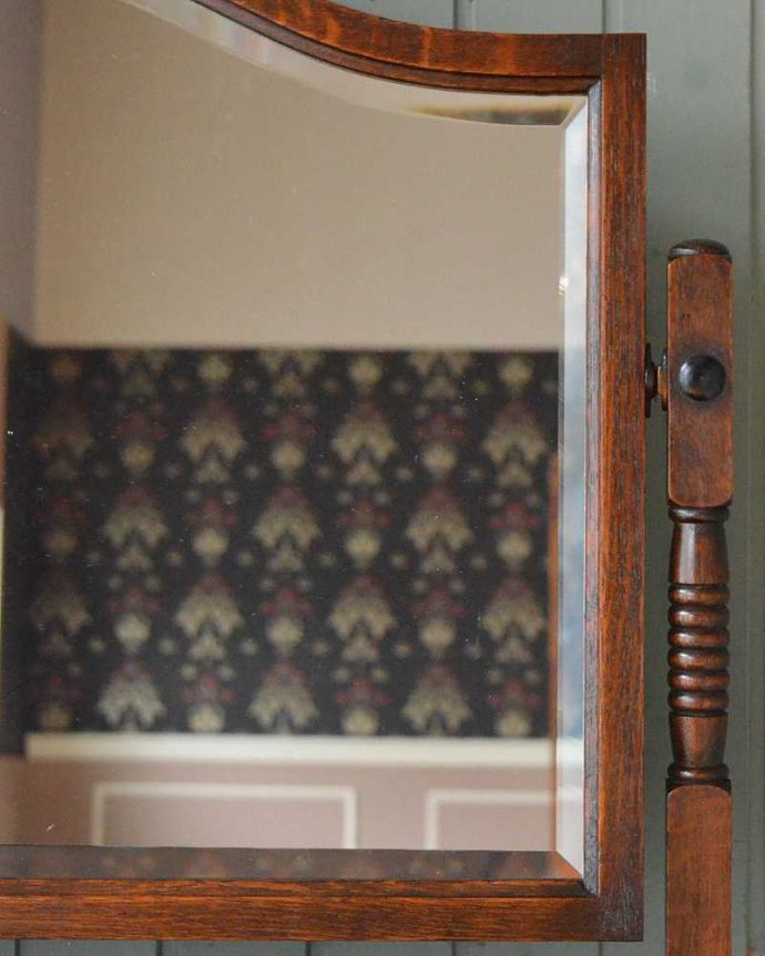 アンティークのドレッサー　アンティーク家具　大きな鏡付きのドレッシングチェスト（ドレッサー）、アンティークの英国家具。キレイな状態のものを選んできましたが、気になる方には新しいミラーに取り替えてお届けします（別途見積もり）。(q-1206-f)