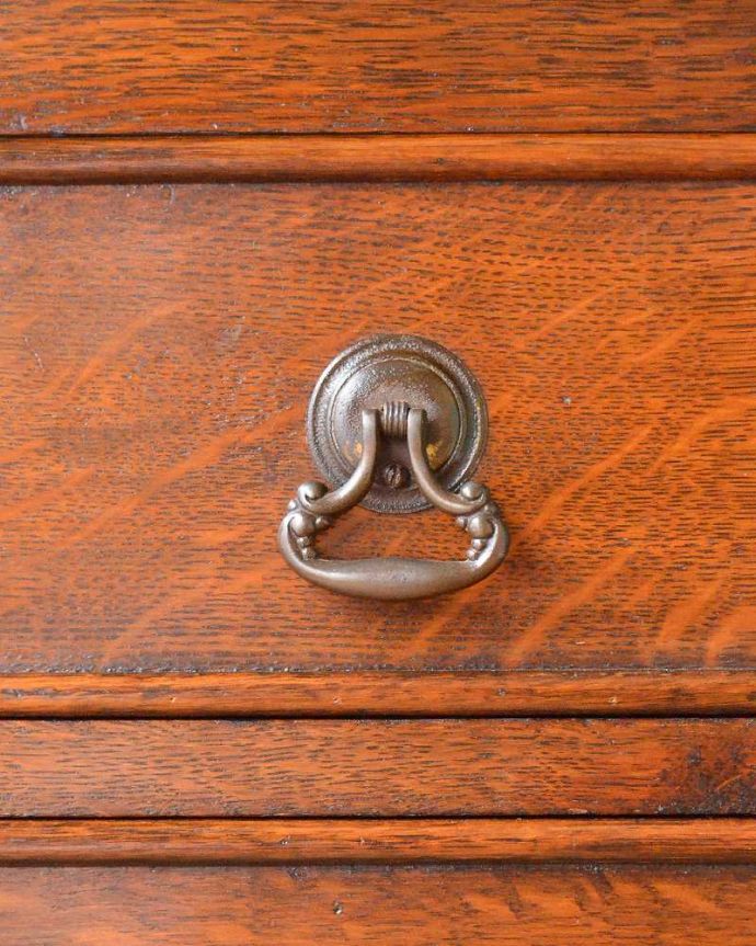 アンティークのドレッサー　アンティーク家具　大きな鏡付きのドレッシングチェスト（ドレッサー）、アンティークの英国家具。アンティークらしい素敵な取っ手味わい深いアンティークらしい取っ手のデザインからも時間の流れが感じられます。(q-1206-f)