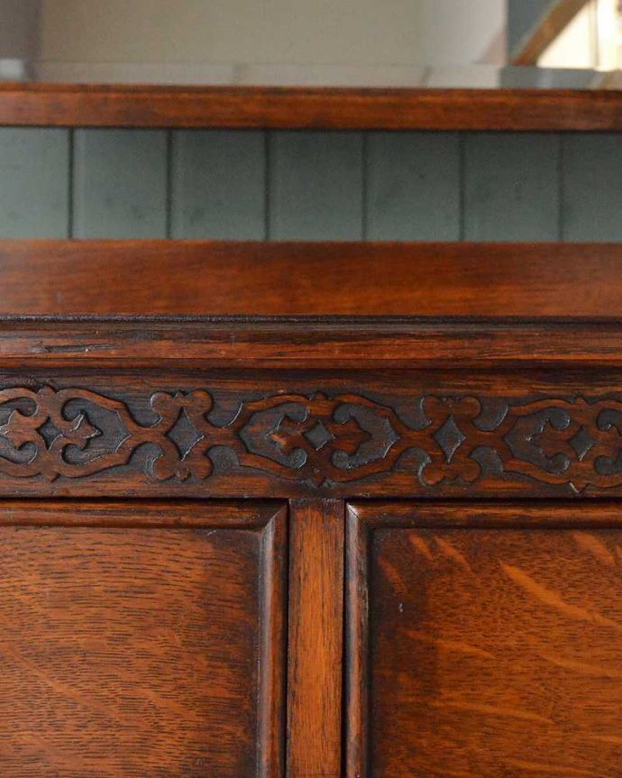 アンティークのドレッサー　アンティーク家具　大きな鏡付きのドレッシングチェスト（ドレッサー）、アンティークの英国家具。天板下の装飾。(q-1206-f)