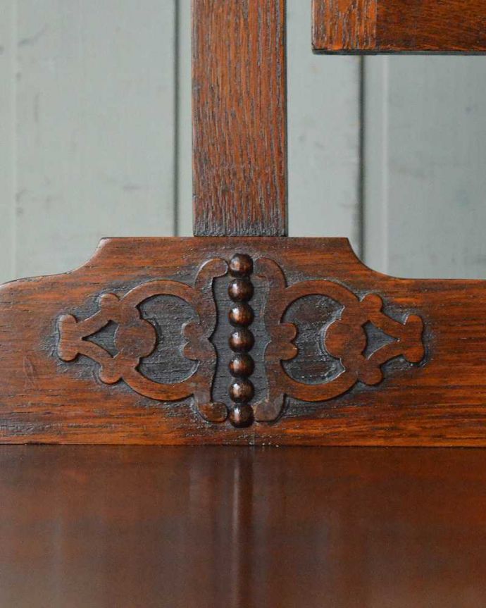 アンティークのドレッサー　アンティーク家具　大きな鏡付きのドレッシングチェスト（ドレッサー）、アンティークの英国家具。ミラーとチェストを支えている部分の彫は、カッコよくも女性らしいデザイン。(q-1206-f)