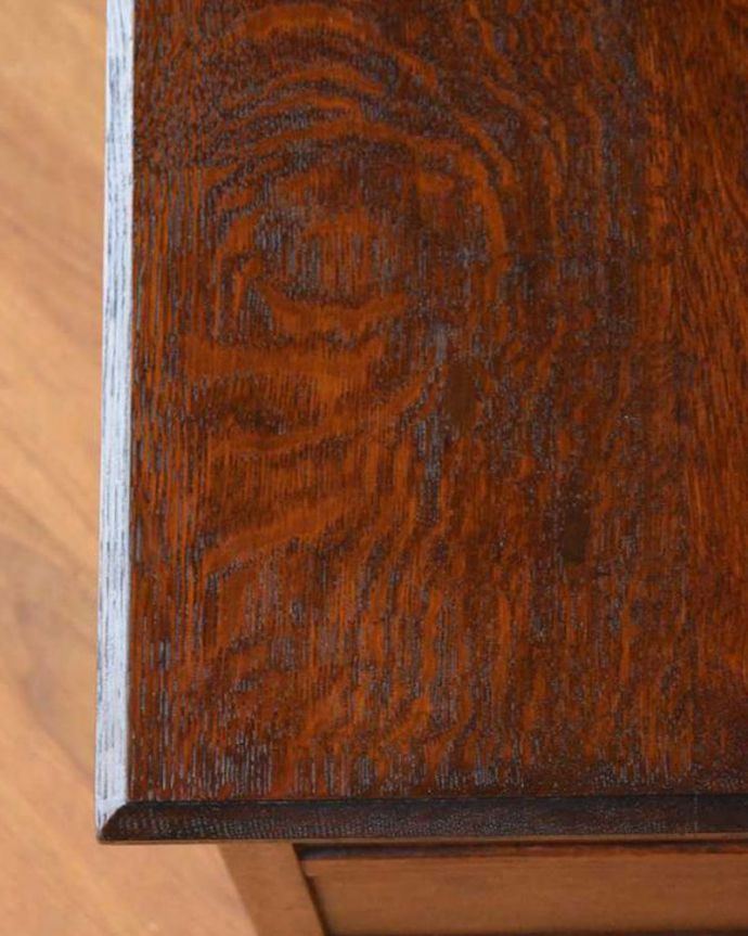 アンティークのドレッサー　アンティーク家具　大きな鏡付きのドレッシングチェスト（ドレッサー）、アンティークの英国家具。天板の塗装もキレイ近づいてみると、ピッカピカでキレイに仕上げた天板の塗装。(q-1206-f)