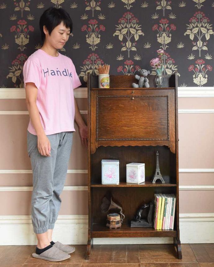 ビューロー　アンティーク家具　どこでも置ける小さくて可愛いスチューデントビューロー、アンティーク家具。コンパクトだから、どこでも置けちゃうビューロー学生さん用に作られた小さなサイズのビューロー。(q-1207-f)