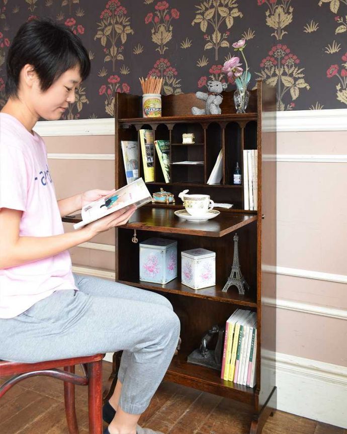 ビューロー　アンティーク家具　どこでも置ける小さくて可愛いスチューデントビューロー、アンティーク家具。扉を前に倒すと･･･ビューロー部分を開くと、あっという間にデスクに早変わり。(q-1207-f)