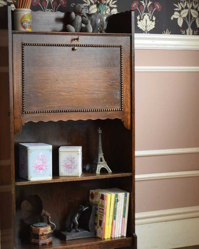 ビューロー　アンティーク家具　どこでも置ける小さくて可愛いスチューデントビューロー、アンティーク家具。本棚になるオープンキャビネットビューローの下の部分は本棚になるオープン棚が。(q-1207-f)