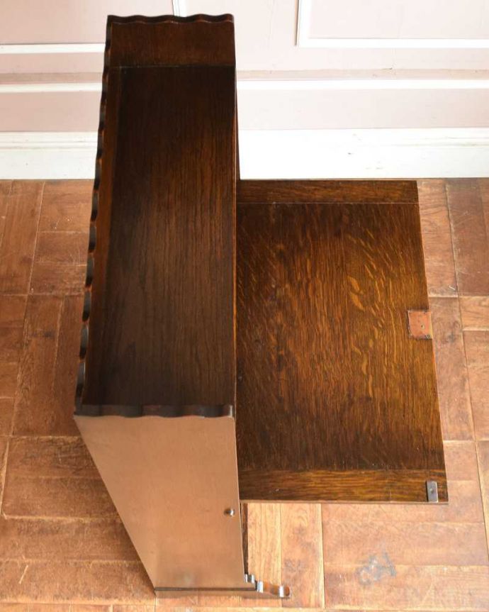 ビューロー　アンティーク家具　どこでも置ける小さくて可愛いスチューデントビューロー、アンティーク家具。デスクの部分を上から見ると･･･天板部分の塗装も専門の職人がしっかりキレイに修復したので、こんなにキレイです。(q-1207-f)