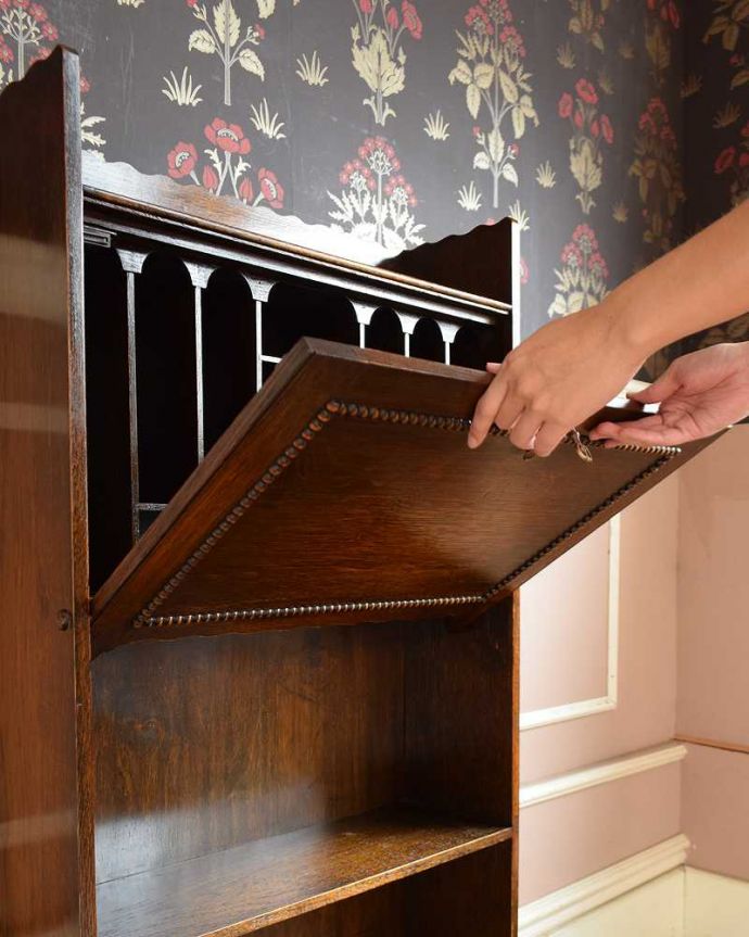 ビューロー　アンティーク家具　どこでも置ける小さくて可愛いスチューデントビューロー、アンティーク家具。ビューロー部分を前に倒すだけで、あっという間にデスクになります。(q-1207-f)