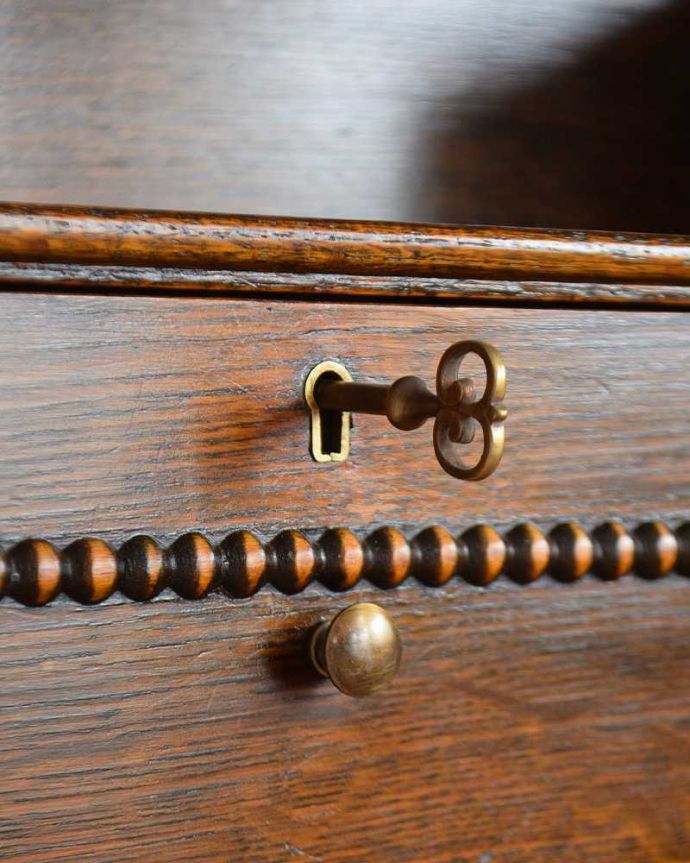 ビューロー　アンティーク家具　どこでも置ける小さくて可愛いスチューデントビューロー、アンティーク家具。鍵を使って開けてみましょうアンティークの鍵が一つ付いています。(q-1207-f)