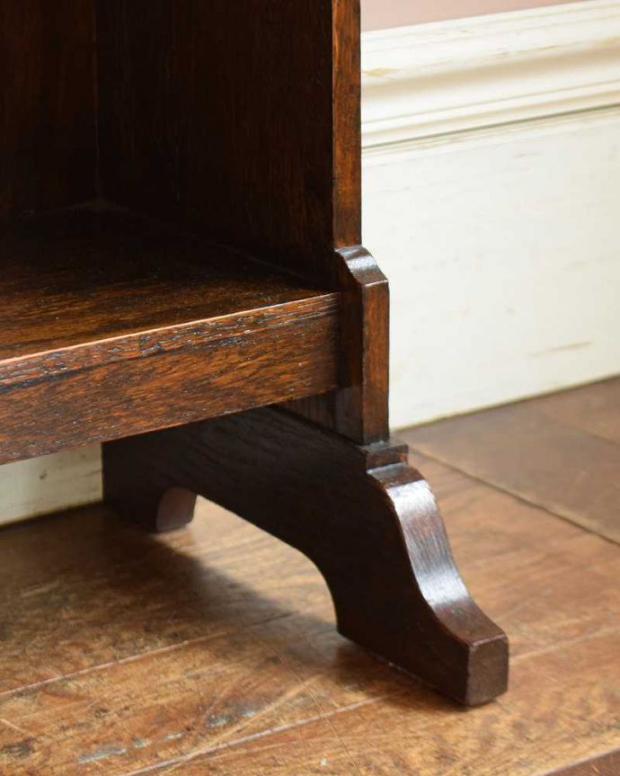 ビューロー　アンティーク家具　どこでも置ける小さくて可愛いスチューデントビューロー、アンティーク家具。女性１人でラクラ運べちゃうんですHandleのアンティークは、脚の裏にフェルトキーパーをお付けしています。(q-1207-f)