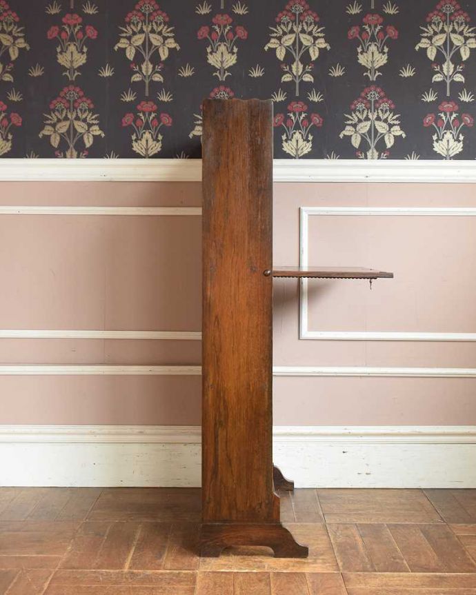 ビューロー　アンティーク家具　どこでも置ける小さくて可愛いスチューデントビューロー、アンティーク家具。横から見ても素敵なんですもちろん、横から見てもキレイに仕上がっているので、いろんな場所に置いて使って下さい。(q-1207-f)