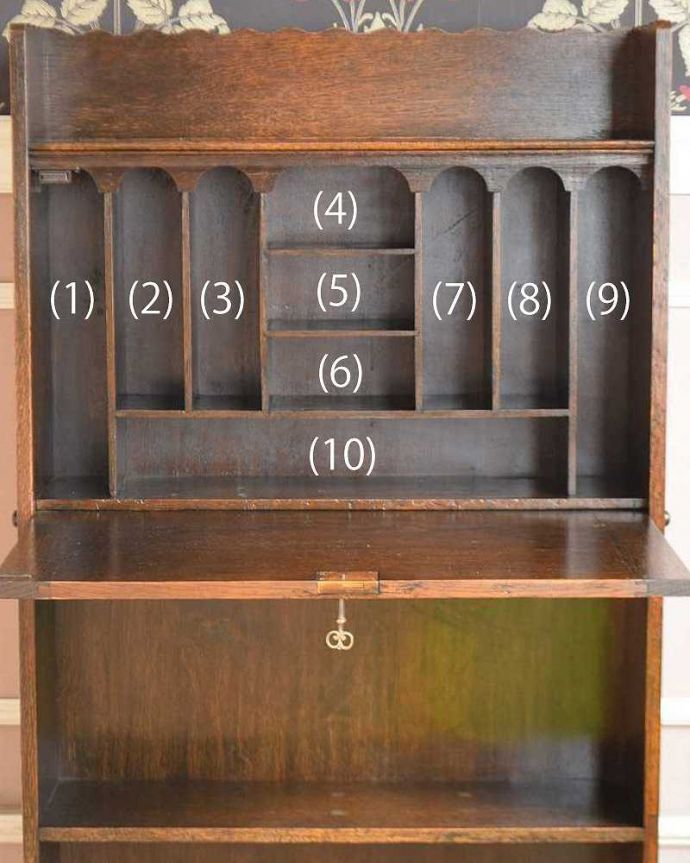 ビューロー　アンティーク家具　どこでも置ける小さくて可愛いスチューデントビューロー、アンティーク家具。中の仕切りもこんなに細かい扉の中身は細かく仕切られています。(q-1207-f)