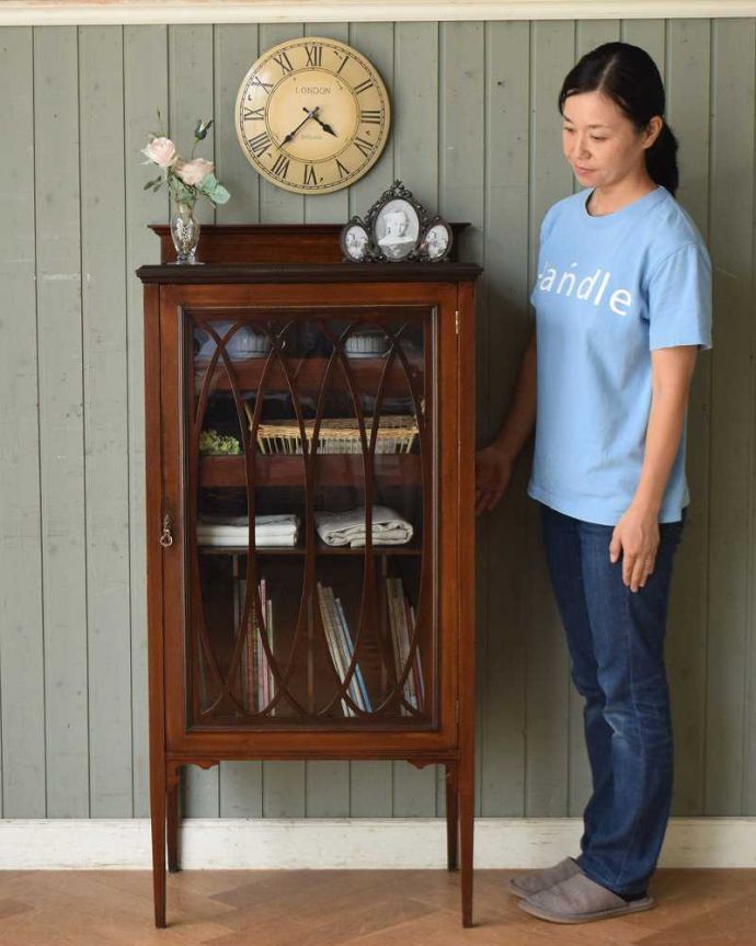 アンティークのキャビネット　アンティーク家具　優雅でクラシックなアンティーク家具、マホガニー材のミュージックキャビネット（飾り棚）。オリエンタルな大人の雰囲気漂うシノワズリシルクロードからヨーロッパに伝わったデザインのキャビネットは、置くだけでワンランク上の洗練されたお部屋を演出してくれます。(q-1211-f)