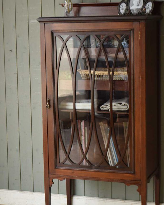 アンティークのキャビネット　アンティーク家具　優雅でクラシックなアンティーク家具、マホガニー材のミュージックキャビネット（飾り棚）。直線で描かれたガラス面の美しさにうっとり･･･ヨーロッパの人たちが憧れた東洋の美しさに西洋デザインが混じりあってできたシノワズリデザイン。(q-1211-f)