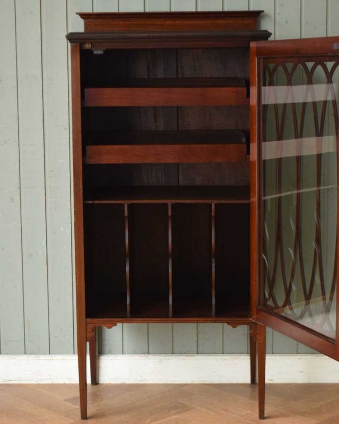 アンティークのキャビネット　アンティーク家具　優雅でクラシックなアンティーク家具、マホガニー材のミュージックキャビネット（飾り棚）。扉の中のクロスも新しいのでキレイです中を開けるとこんな感じ。(q-1211-f)