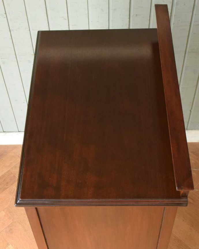 アンティークのキャビネット　アンティーク家具　優雅でクラシックなアンティーク家具、マホガニー材のミュージックキャビネット（飾り棚）。天板部分もキレイに仕上げました。(q-1211-f)